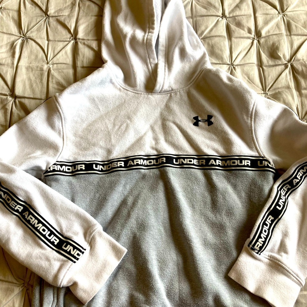 Girls under Armour sweatshirt